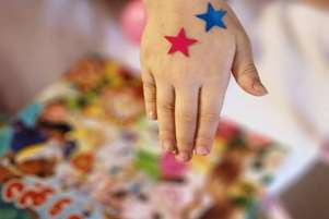  با همکاری معاونت فرهنگی دانشکده و خیریه هم‌نفس انجام شد/حضور دانشجویان در بخش اطفال بیمارستان نمازی