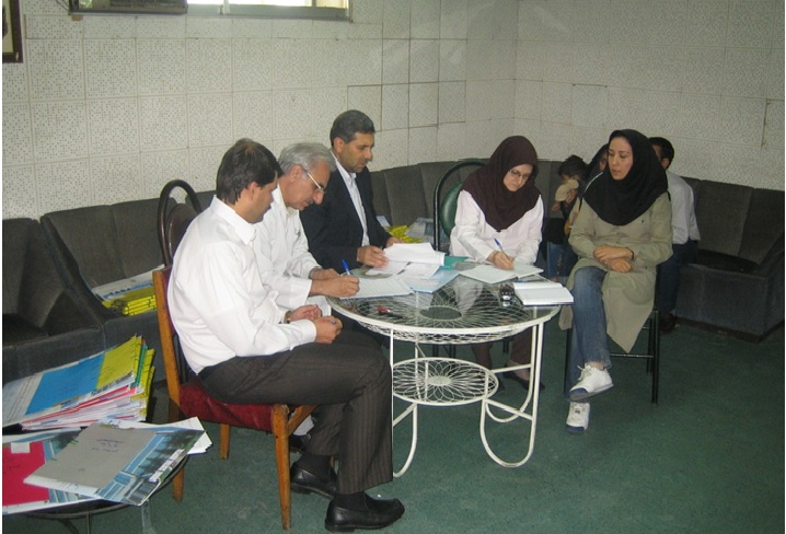 تصویر اعضای شورای کاشت حلزون در حین ویزیت بیماران